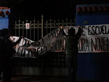 Estudiantes realizan protesta en la radio Universidad de Chile