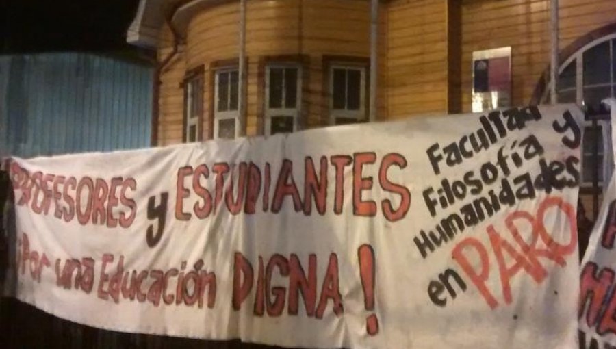 Estudiantes de la UACh se tomaron la Seremi de Educación en Valdivia