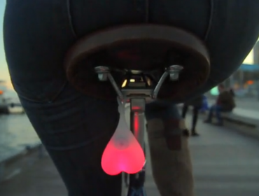 El accesorio que no puede faltar en tu bicicleta: Los testículos luminosos