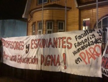 Estudiantes de la UACh se tomaron la Seremi de Educación en Valdivia