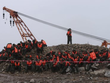 Equipos de rescate empiezan a perforar el casco de barco naufragado