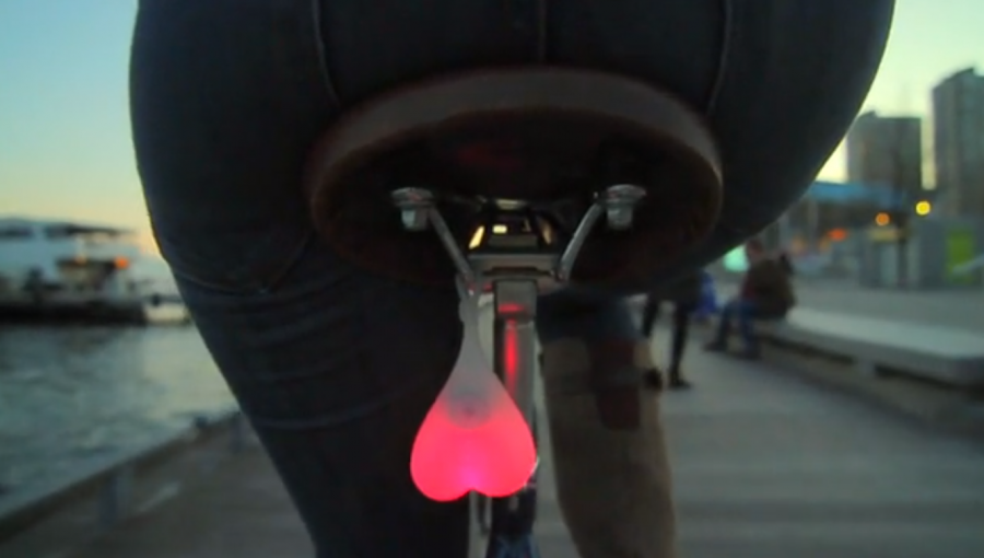 El accesorio que no puede faltar en tu bicicleta: Los testículos luminosos