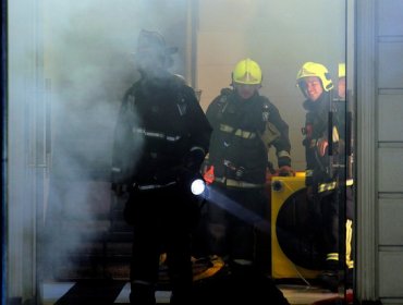 Incendio afecta a sucursal de BancoEstado en Santiago