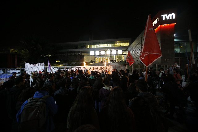 Estudiantes protestaron en el exterior de TVN