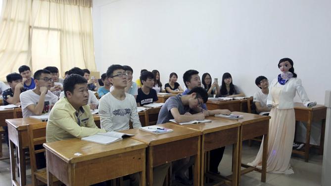 Robot hace clases en universidad china