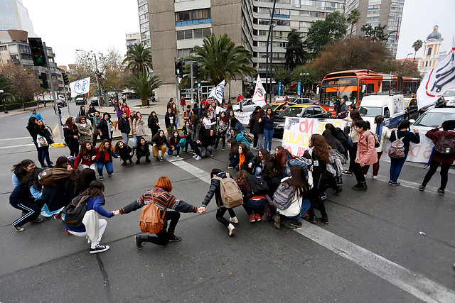 Alumnas de Liceo 7 bloquean el acceso al mall Costanera Center