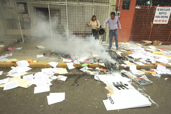 México: Profesores atacan edificios oficiales de elecciones