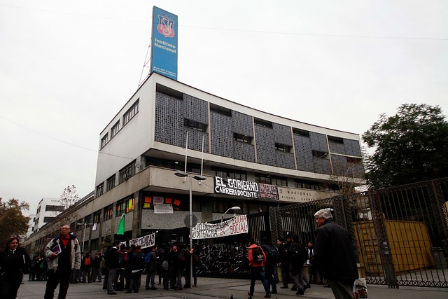 Alumnos del Liceo Nacional bloquean la Alameda