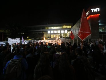 Estudiantes protestaron en el exterior de TVN