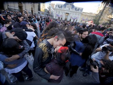 Secundarios manifestarán con inusual forma: Una besatón