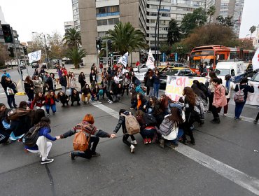 Alumnas de Liceo 7 bloquean el acceso al mall Costanera Center