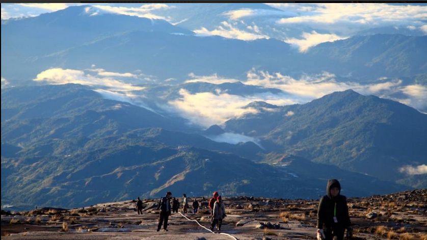 190 personas pasarán la noche atrapadas en monte por temblor en Malasia