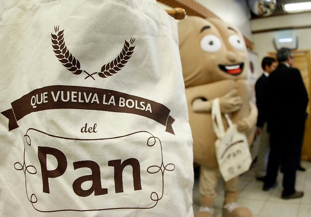 Gobierno y panaderos lanzan campaña "Que vuelva la antigua bolsa del pan"