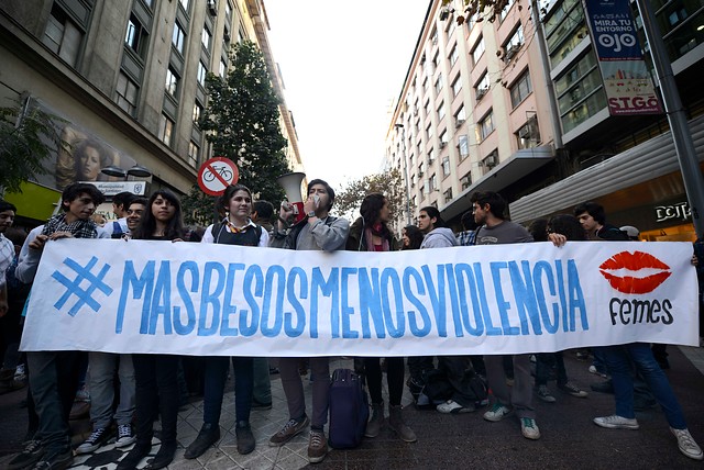 "Besatón": Unas 250 parejas participaron de la actividad en paseo Ahumada