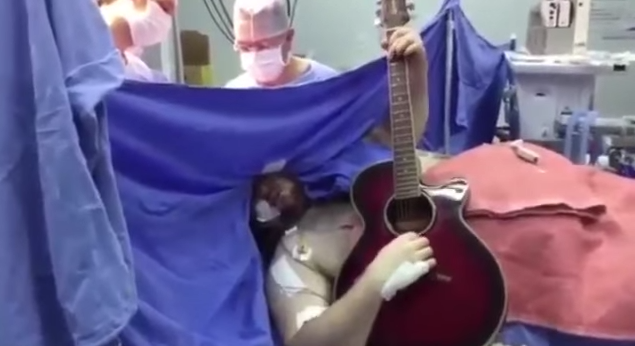 Video: Hombre toca guitarra mientras le hacen cirugía cerebral