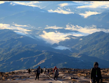 190 personas pasarán la noche atrapadas en monte por temblor en Malasia