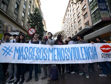 "Besatón": Unas 250 parejas participaron de la actividad en paseo Ahumada