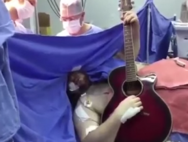 Video: Hombre toca guitarra mientras le hacen cirugía cerebral