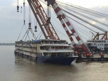 China: Enderazamiento del barco, la nula esperanza de encontrar gente viva y protesta de familiares, marcan la jornada