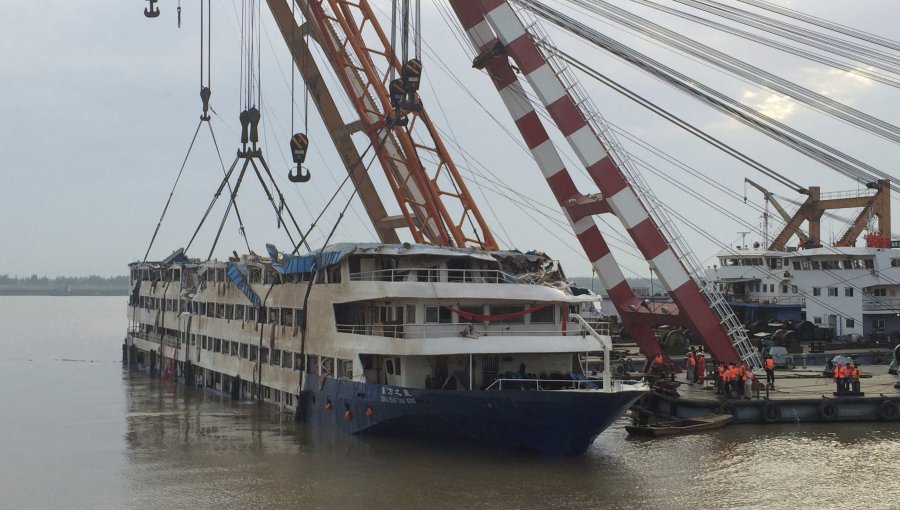 China: Enderazamiento del barco, la nula esperanza de encontrar gente viva y protesta de familiares, marcan la jornada