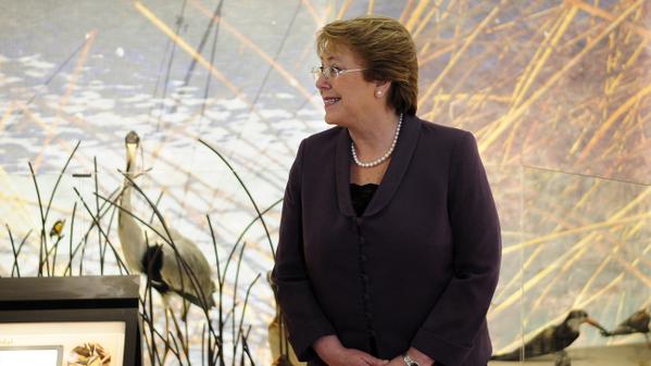 Presidenta Michelle Bachelet llega a Francia