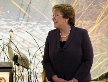 Presidenta Michelle Bachelet llega a Francia