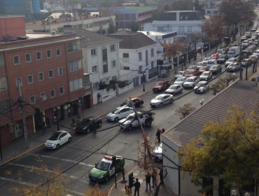 Camioneta choca contra poste y deja a un sector de Providencia sin electricidad