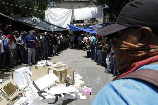 Saquean mesas de votación y queman urnas en la ciudad mexicana de Oaxaca