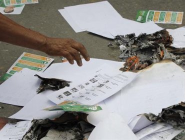 Padres de 43 desaparecidos en México empiezan a destruir urnas electorales