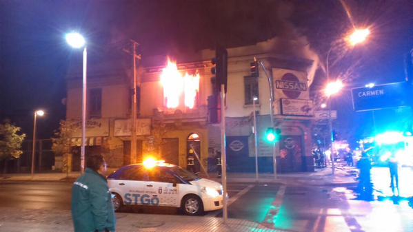 Incendio consumió 8 locales comerciales en el centro de Santiago