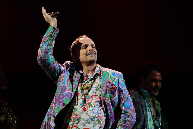 Miguel Bosé sorprende con irreconocible cambio de look