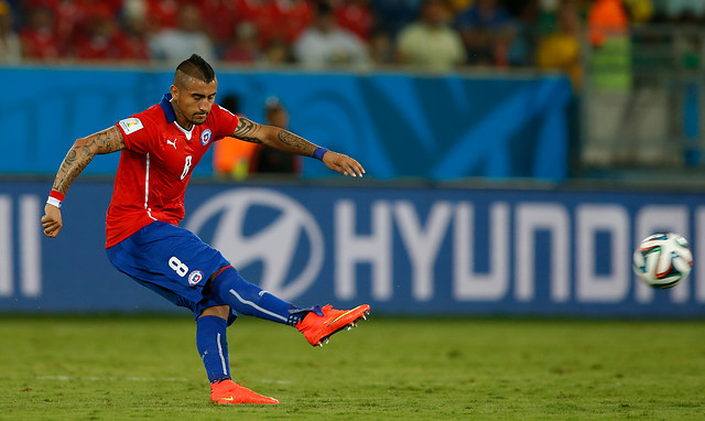 Retraso en el vuelo impide la llegada de Arturo Vidal