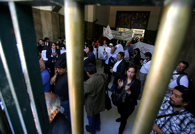 Profesores y alumnos protestan contra el proyecto de Carrera Docente frente al Mineduc