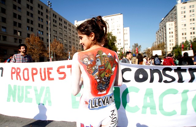 Estudiantes universitarios protestan frente a la moneda con sus cuerpos pintados