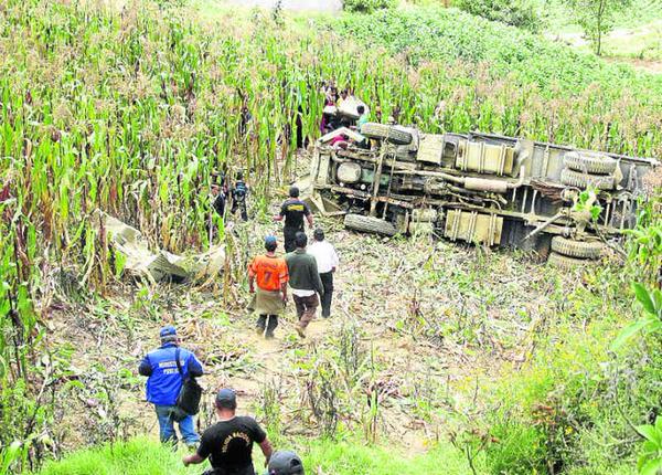 Accidente de "bus" escolar deja al menos 17 muertos en Perú