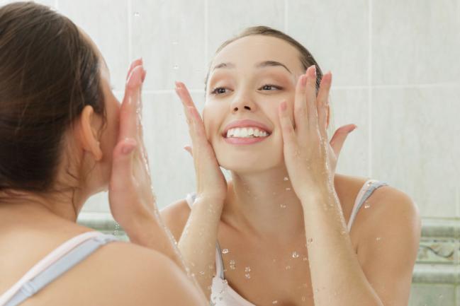 6 consejos para refrescar tu rostro luego de una mala noche