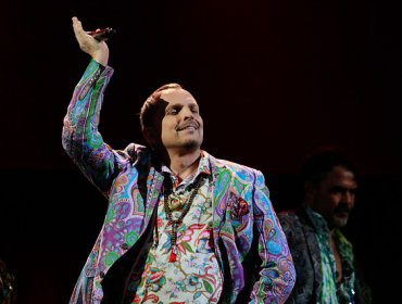 Miguel Bosé sorprende con irreconocible cambio de look
