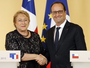 Bachelet y Hollande intercambian miradas sobre temas de corrupción política