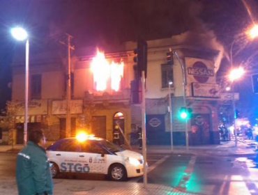 Incendio consumió 8 locales comerciales en el centro de Santiago