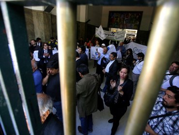 Profesores y alumnos protestan contra el proyecto de Carrera Docente frente al Mineduc