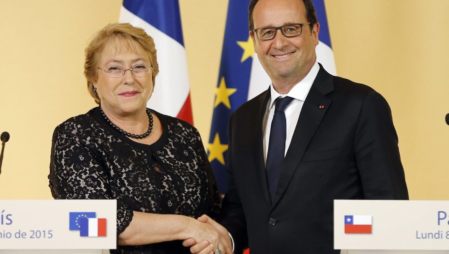 Bachelet y Hollande intercambian miradas sobre temas de corrupción política