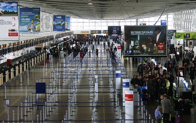 Vuelos de LanChile a Argentina serán reprogramados por paro general