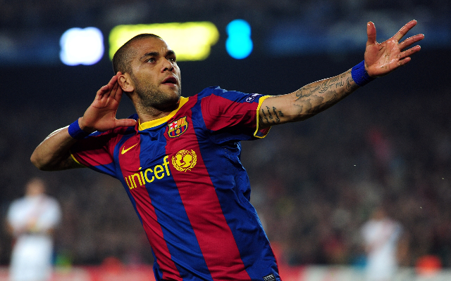 Dani Alves renueva con el Barcelona por dos temporadas más