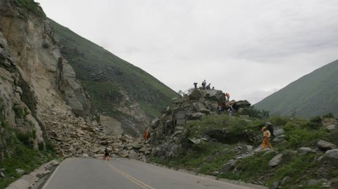 Alud en Perú: Bomberos trabajan para rescatar a 4 personas sepultadas