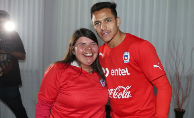 Fanática de Alexis Sánchez cumplió su sueño y finalmente se sacó la foto con el jugador