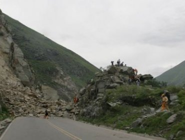 Alud en Perú: Bomberos trabajan para rescatar a 4 personas sepultadas