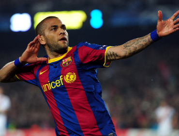 Dani Alves renueva con el Barcelona por dos temporadas más