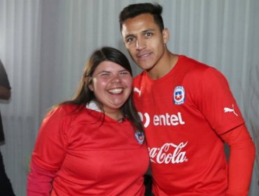 Fanática de Alexis Sánchez cumplió su sueño y finalmente se sacó la foto con el jugador