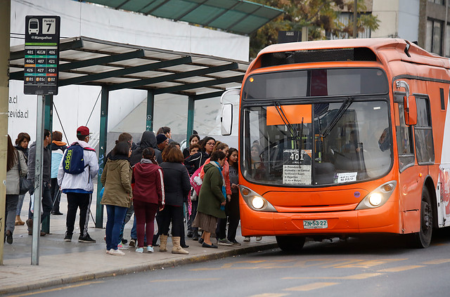 Cinco buses deben interrumpir servicio tras ser apedreados en Maipú