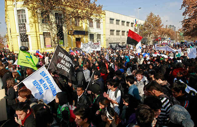 Marcha de estudiantes y profesores finaliza con incidentes aislados